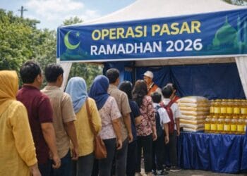 Suasana warga berbelanja di lokasi pasar murah Ramadhan 2026