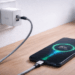 Kepala charger fast charging dengan dua lubang USB-C dan USB-A yang modern