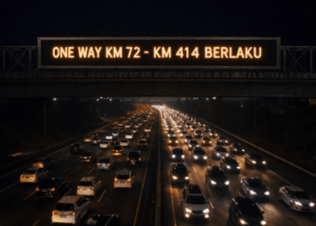 Papan informasi digital jadwal One Way dan Contraflow di jalan tol Trans Jawa 2026