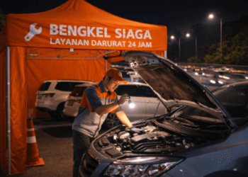 Mekanik sedang mengecek mesin mobil di posko bengkel siaga 24 jam jalur mudik 2026
