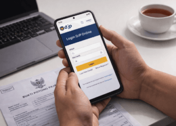 Seseorang sedang mengisi formulir e-Filing di smartphone sebagai cara lapor SPT Tahunan 2026