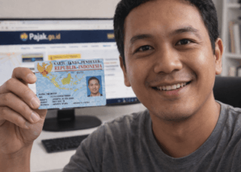 Seseorang sedang melakukan foto selfie dengan KTP untuk cara mendapatkan EFIN pajak onli