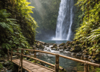 Keluarga sedang berfoto di sebuah desa wisata asri sebagai rekomendasi destinasi wisata domestik murah