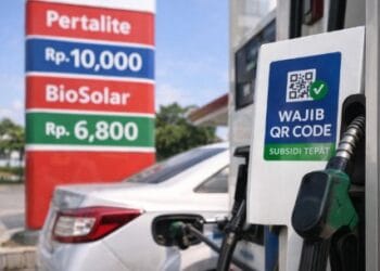 Seorang petugas SPBU sedang memeriksa layar mesin EDC saat pengisian BBM pertalite 2026