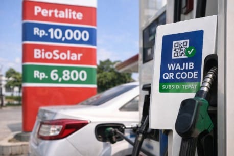 Seorang petugas SPBU sedang memeriksa layar mesin EDC saat pengisian BBM pertalite 2026