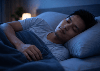 Infografis trik kelola waktu istirahat malam yang menampilkan pemuda menerapkan jurus atur jam tidur berkualitas.