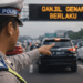 Sosialisasi petugas kepolisian mengenai Aturan Ganjil Genap 2026 di pintu masuk tol utama saat masa arus balik Lebaran.