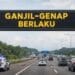 Petugas kepolisian sedang mengawasi aturan ganjil genap arus balik di gerbang tol