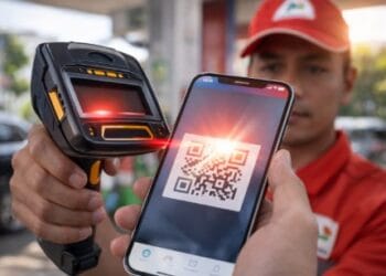 Petugas SPBU mencoba memindai QR Code MyPertamina yang sulit terbaca di mesin EDC