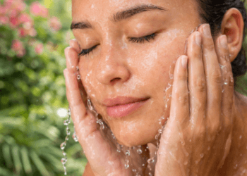 Ilustrasi cara mengatasi masalah kulit kering dan kusam menggunakan pembersihan wajah yang tepat.