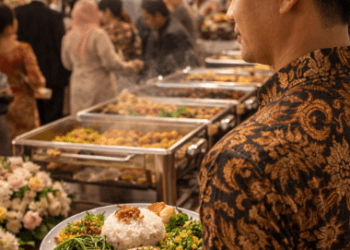 Pemilihan menu makanan yang bijak pada acara perjamuan besar guna menjaga asupan kalori tetap terkendali di tengah keramaian pesta.