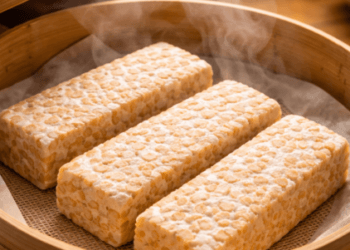 Teknik pengukusan sebagai salah satu Cara Menghilangkan Bau Langu Tempe sebelum diolah menjadi steak mewah di tahun 2026.