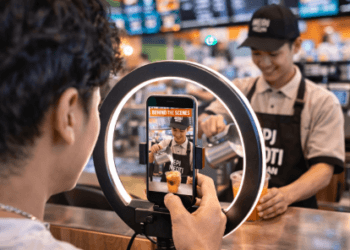 Proses pembuatan konten video pendek yang menarik untuk diunggah ke platform media sosial guna menarik minat konsumen milenial dan gen Z.