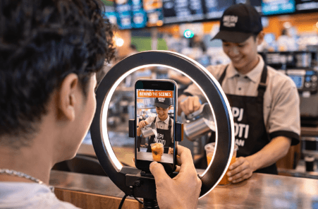 Proses pembuatan konten video pendek yang menarik untuk diunggah ke platform media sosial guna menarik minat konsumen milenial dan gen Z.