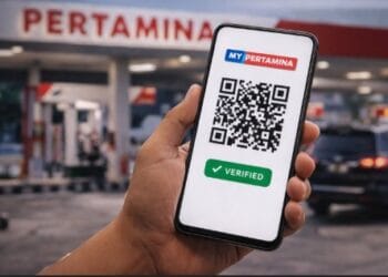 Ilustrasi pengemudi mobil melakukan cara registrasi barcode pertamina lewat smartphone