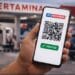 Ilustrasi pengemudi mobil melakukan cara registrasi barcode pertamina lewat smartphone