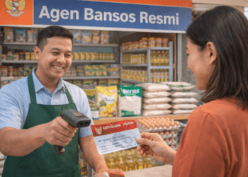 Proses transaksi di Agen Bansos Medan 2026 menggunakan Kartu Keluarga Sejahtera untuk pengambilan bantuan pangan non-tunai secara resmi.