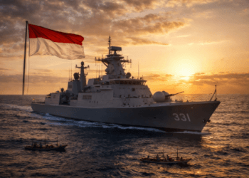 Kapal perang TNI AL sedang mengawal kapal nelayan lokal guna menjaga kedaulatan di wilayah Laut Natuna Utara.