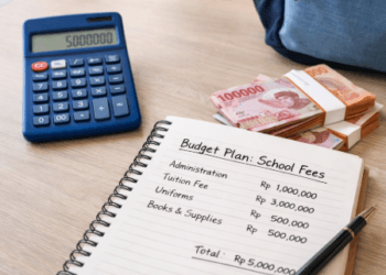 Perencanaan anggaran keluarga dan estimasi biaya masuk SMP dan SMA di Medan menggunakan kalkulator dan buku catatan.