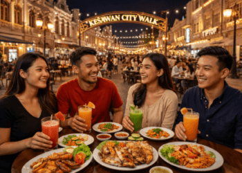 Pengunjung kawasan wisata sejarah di Medan yang sedang memilih hidangan makan malam bernutrisi seimbang di area terbuka.