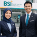 Dua profesional muda sedang mendiskusikan peluang dalam Lowongan Bank Syariah Indonesia Medan di kantor cabang.