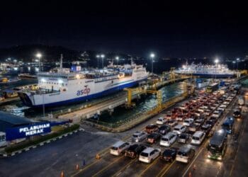 Suasana antrean kendaraan yang rapi masuk ke kapal feri di Pelabuhan Merak arus balik 2026
