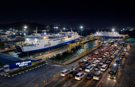 Suasana antrean kendaraan yang rapi masuk ke kapal feri di Pelabuhan Merak arus balik 2026