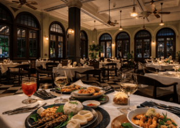 Suasana salah satu restoran dalam daftar Kuliner Heritage Medan 2026 yang menempati bangunan kolonial megah.