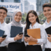 Sekelompok lulusan SMA di Medan yang antusias mencari lowongan kerja Medan tamatan SMA 2026 dengan menyiapkan berkas lamaran dan memantau informasi loker terbaru.