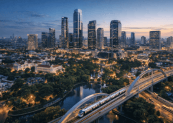 Pemandangan udara super luas Kota Medan 2026 yang modern, menampilkan perpaduan gedung pencakar langit, jalur LRT layang, taman hijau, dan bangunan bersejarah Kesawan saat senja.