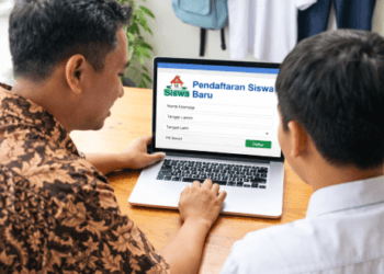 Orang tua dan siswa sedang melihat jadwal resmi pada situs PPDB Medan 2026 melalui perangkat laptop di rumah.