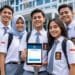 Siswa SMA sedang melihat pengumuman pendaftaran sekolah kedinasan 2026 di layar laptop