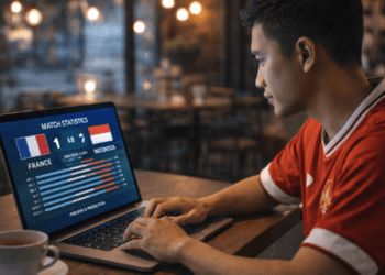 Infografis trik tebak hasil akhir pasukan merah putih yang menampilkan suporter menerapkan jurus prediksi skor timnas garuda.