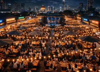Suasana gemerlap lampu di salah satu Food Court Medan 2026 yang populer.