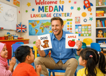 Kegiatan belajar yang interaktif di salah satu tempat kursus bahasa Inggris untuk anak di kota Medan.