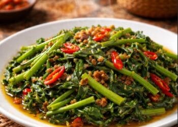Resep cah kangkung terasi pedas yang segar dan menggugah selera makan.