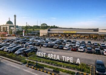 Suasana fasilitas lengkap di rest area tol trans jawa saat musim arus balik lebaran 2026