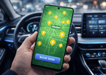 Penggunaan aplikasi seluler untuk memantau lokasi dan status ketersediaan stasiun pengisian daya kendaraan listrik secara langsung.