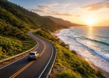 Pemandangan jalan aspal mulus di pinggir pantai pada rute alternatif jalur pansela 2026