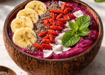 Penyajian estetik Smoothie Bowl Mood-Booster 2026 sebagai menu sarapan sehat mental yang kaya akan vitamin.