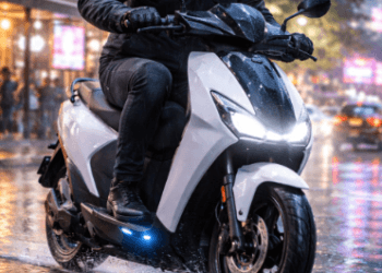 Pengendara motor listrik yang tetap melaju dengan aman di atas aspal basah setelah hujan berkat sistem isolasi kelistrikan yang kedap air.