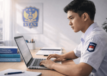 Mahasiswa sedang mempelajari syarat masuk STAN 2026 melalui dokumen resmi SPMB PKN STAN.