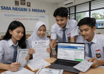 Siswa menyiapkan dokumen pendaftaran PPDB Medan di meja belajar