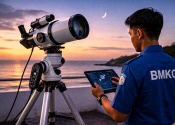 Petugas BMKG sedang mengoperasikan teleskop pantau hilal komputerisasi untuk lebaran 2026