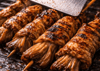 Teknik menekan jamur di atas panggangan guna mendapatkan Tekstur Sate Jamur Kenyal yang identik dengan daging ayam.