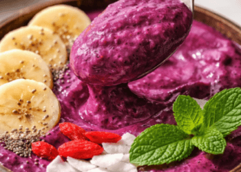 Menampilkan Rahasia Tekstur Smoothie Bowl Kental agar hiasan topping tidak tenggelam saat disajikan di pagi hari.
