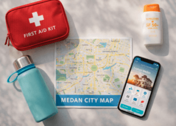 Persiapan esensial dalam Tips Wisata Medan 2026 untuk menjaga kesehatan dan kenyamanan selama perjalanan.