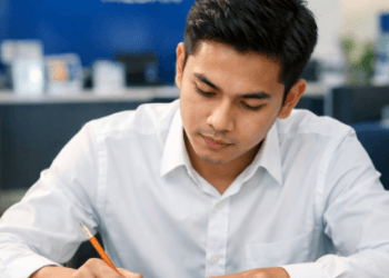 Peserta sedang mengerjakan soal Psikotes Bank BRI Medan dengan fokus dan teliti