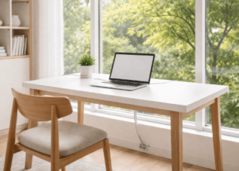 Penataan area kerja yang bersih dan terorganisir di dalam rumah guna menciptakan suasana yang tenang untuk berpikir kreatif.