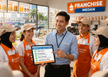 Kegiatan pengarahan pagi hari kepada kru gerai guna memastikan seluruh prosedur pelayanan berjalan sesuai dengan panduan resmi pemilik merek.